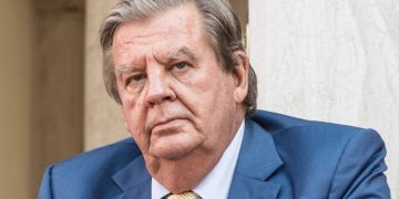 Vodacom and Johann Rupert’s Remgro Seal $673 Million Fiber Deal to Boost South African Connectivity